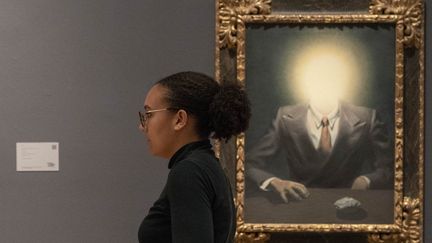 "Le principe du plaisir" de René Magritte, exposé à Sotheby's à New York, le 2 novembre 2018. (Don EMMERT / AFP)