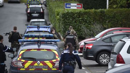 Intervention des forces de l'ordre après une attaque au couteau à la gendarmerie de Dieuze (Moselle), le 3 février 2020 (JEAN-CHRISTOPHE VERHAEGEN / AFP)