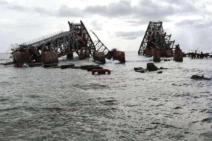 Un port à Aiwo, sur l'île de Nauru, est abandonné, le 30 août 2018. (MIKE LEYRAL / AFP)