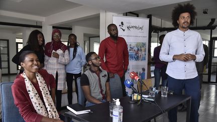 Toumani Sangare (D), Ladj Ly (2e à D) et les&nbsp;étudiants de la nouvelle école de cinéma Kourtrajmé à Dakar au Sénégal, le 19 janvier 2022. (SEYLLOU / AFP)