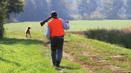 Un chasseur et son chien à&nbsp;Louhans (Saône-et-Loire), le 18 octobre 2011. (MAXPPP)