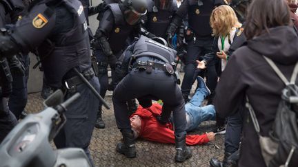 Un manifestant blessé lors d'affrontements entre les partisans du référendum d'indépendance catalan et la police espagnole, le 1er octobre 2017. (BJ / ACTION PRESS / SHUTTER / SIPA)