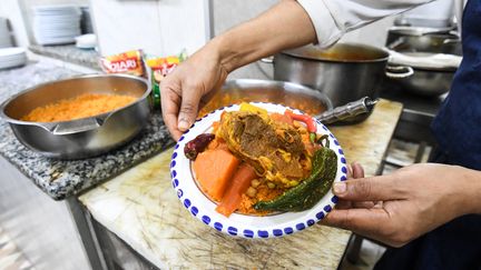 Un chef cuisinier tunisien&nbsp;vient de préparer un couscous à Tunis, le 25 janvier 2018. (FETHI BELAID / AFP)