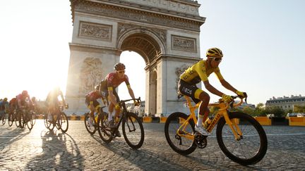 Le Colombien Egan Bernal, lors de la dernière étape du Tour de France, le 28 juillet 2019, à Paris. (GONZALO FUENTES / REUTERS)