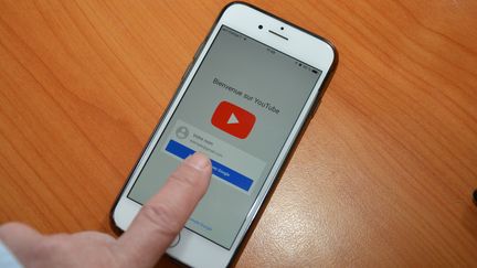 L'application YouTube sur un smartphone. (JEAN-CHRISTOPHE BOURDILLAT / RADIO FRANCE)