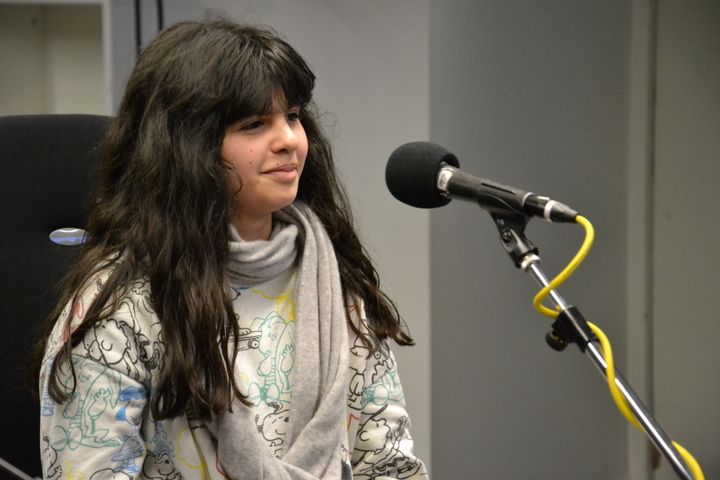 Depuis un studio de Radio France, la jeune actrice Naomi Biton s'est prêtée au jeu des questions-réponses avec des élèves de CM1-CM2. (ESTELLE FAURE / FRANCEINFO)