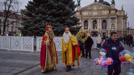 Des habitants célèbrent Noël à Kiev (Ukraine), le 25 décembre 2022. (OLENA ZNAK / ANADOLU AGENCY / AFP)