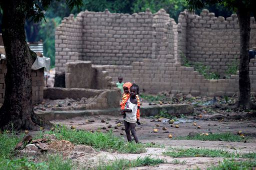 Des enfants marchent, le 24 avril 2017, près des ruines de maisons détruites en 2013 à Bangui, capitale de la République centrafricaine. (REUTERS/Baz Ratner)