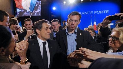 Nicolas Sarkozy salue ses partisans, à l'issue de son meeting aux Sables d'Olonne, le 4 mai 2012. (AFP - Philippe Wojazer)