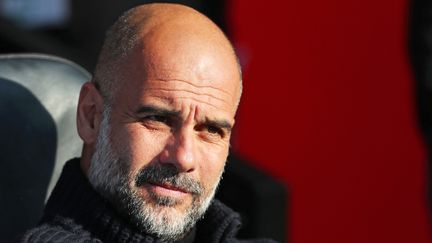 Pep Guardiola sur le banc de Manchester City le 8 avril 2023, au St Mary's Stadium de Southampton. (SHAUN BOGGUST / AFP)