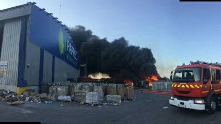 L'incendie qui s'est déclaré dans la nuit de lundi à mardi, à&nbsp;l’usine de recyclage Paprec Recyclage à Bruguières au nord de Toulouse. (Gendarmerie de Haute-Garonne)