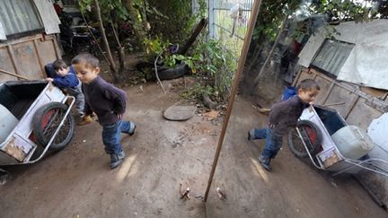 La plupart des bébés enlevés sont originaires de la communauté rom (ici enfants roms près de Strasbourg) (AFP - FREDERICK FLORIN)