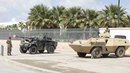 Des militaires tunisiens montent la garde devant l'ambassade des Etats-Unis &agrave; Tunis, le 15 septembre 2012. (ZOUBEIR SOUISSI / REUTERS)