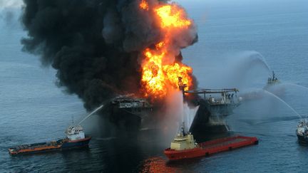 La plateforme Deepwater Horizon en flammes, dans le golfe du Mexique, le 21 avril 2010. (GETTY IMAGES NORTH AMERICA / AFP)