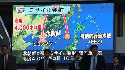 A Tokyo (Japon), une télévision montre la trajectoire du missile nord-coréen tiré le 29 novembre 2017. (TAKUYA MATSUMOTO / YOMIURI)