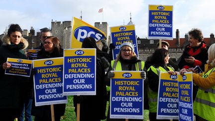 Des gardes de la tour de Londres manifestent devant le monument historique, au Royaume-Uni, le 21 décembre 2018. (DANIEL SORABJI / AFP)