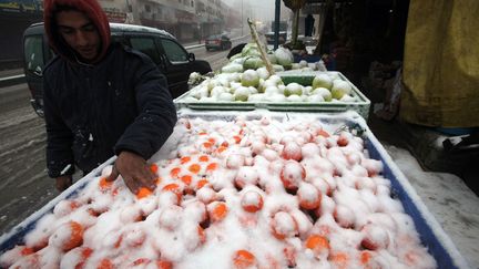 Un vendeur de fruit et l&eacute;gumes dans une rue d'H&eacute;bron, en Cisjordanie, le 8 janvier 2013.&nbsp; (HAZEM BADER / AFP)