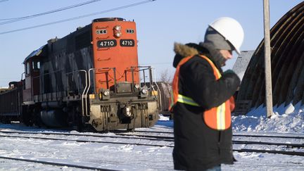 Un cheminot assure la maintenance sur une voie de chemin de fer dans la province du Québec. (EMMANUEL JOLY / PHOTONONSTOP)