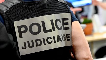 Un agent de la police judiciaire, en septembre 2021. (DENIS CHARLET / AFP)