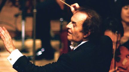 Le chef d'orchestre Charles Dutoit est accusé d'agressions sexuelles (ici, il dirige l'orchestre symphonique de Tokyo, le 19 juin 2003)
 (AP / SIPA)