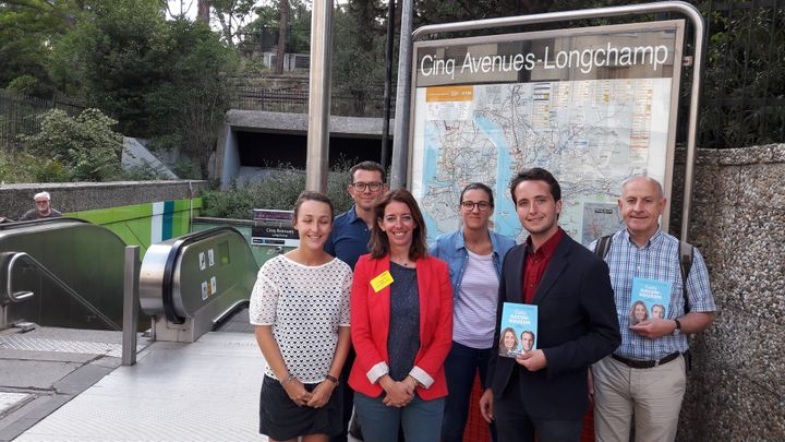 Cathy Racon-Bouzon, en veste rouge, issue&nbsp;de la société civile, candidate de La République en marche avec son équipe, dans la 5e circonscription de Marseille. (RADIO FRANCE / SANDRINE ETOA-ANDEGUE)