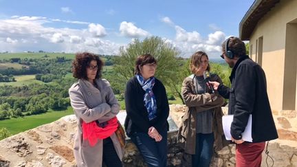 Trois mamans habitant Montmurat ( Cantal) répondent aux questions de Nicolas Teillard, journaliste à franceinfo.&nbsp; (Charlotte Mattout / Radio France)