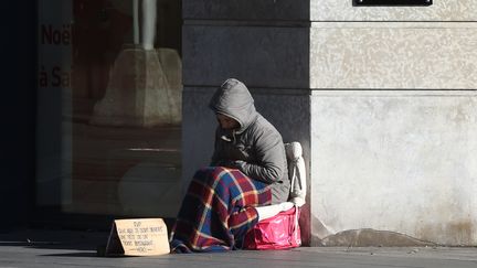 Une personne sans domicile fixe &agrave; Lyon (Rh&ocirc;ne) le 29 d&eacute;cembre 2014. (PHILIPPE DESMAZES / AFP)