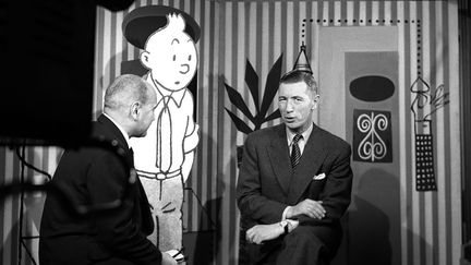 Hergé avec Jean Nohain à la télévision dans une émission jeunesse (28 janvier 1957)
 (Albert Courand / INA / AFP)