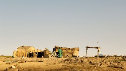 Un campement peul au bord du fleuve Niger au Mali. (photo d'illustration)&nbsp; (CLAUDE THOUVENIN / BIOSPHOTO / AFP)