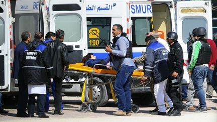 Une ambulance &eacute;vacue des bless&eacute;s du mus&eacute;e du Bardo, &agrave; Tunis (Tunisie), le 18 mars 2015, apr&egrave;s une attaque terroriste. (HASSENE DRIDI / AP / SIPA)