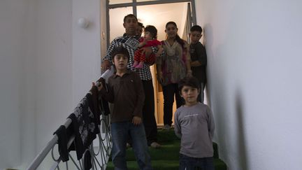 La famille Dibrani, le 16 octobre 2013 &agrave; Mitrovica, au Kosovo. (VISAR KRYEZIU/AP/SIPA / AP)