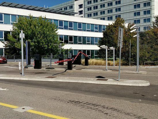 Une barrière de l'aéroport Lyon-Saint-Exupéry forcée par un véhicule, le 10 septembre 2018.&nbsp; (MUMIN KAHRAMAN)