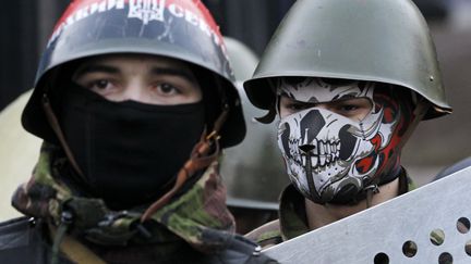 Deux manifestants &agrave; Kiev (Ukraine), le 21 f&eacute;vrier 2014. (BAZ RATNER / REUTERS)