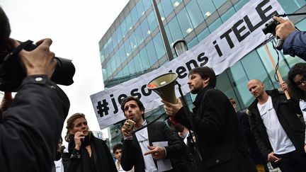 Des salariés d'i-Télé manifestent devant le siège de la chaîne, le 25 octobre 2016. (CHRISTOPHE ARCHAMBAULT / AFP)