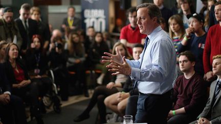 &nbsp; (David Cameron face à des étudiants d'Exter, le 7 avril. © Reuters)