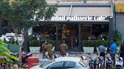 La terrasse du café Istanbul à Ouagadougou le 14 août 2017. (Olympia De Maismont / ANADOLU AGENCY)