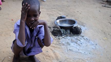 Un enfant en Somalie, en prise à la famine, le 24 mai 2017. (MOHAMED ABDIWAHAB / AFP)