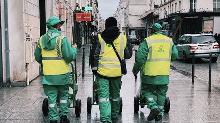 Des éboueurs à Paris, le 15 décembre 2020. (BENO?T DURAND / HANS LUCAS)