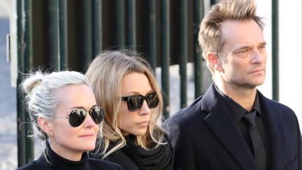 Laeticia Hallyday, Laura Smet et David Hallyday à l'église de la Madeleine à Paris, le 9 décembre 2017.&nbsp; (LUDOVIC MARIN / AFP)