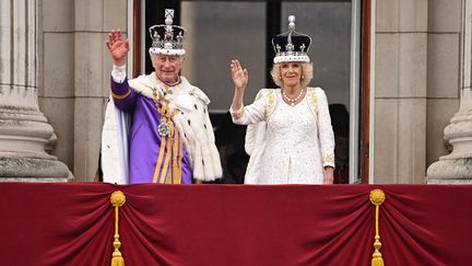 Huit mois après la mort de la reine Elizabeth II à l'âge de 96 ans, son fils, Charles III, est couronné avec son épouse, le 6 mai 2023 à l'abbaye de Westminster, à Londres. Il salue ensuite la foule depuis le balcon de Buckingham avec la reine Camilla. (OLI SCARFF / AFP)