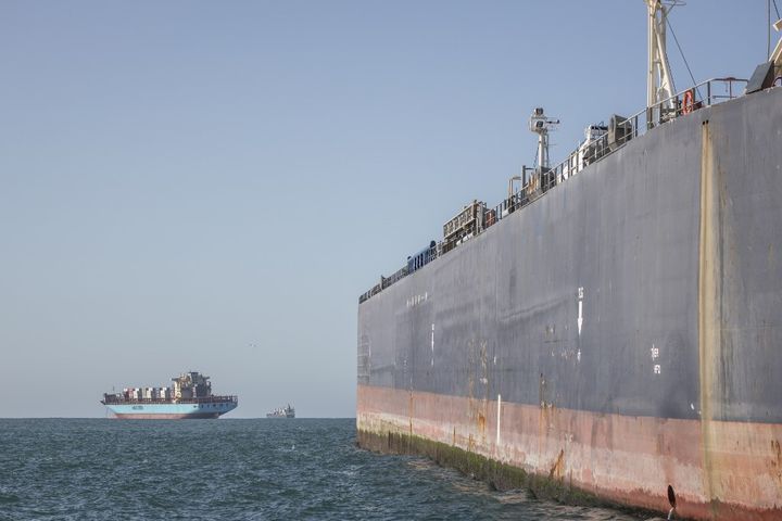 Ancrés dans la baie d'Algoa, les navires attendent leur rechargement en carburant. (MARCO LONGARI / AFP)