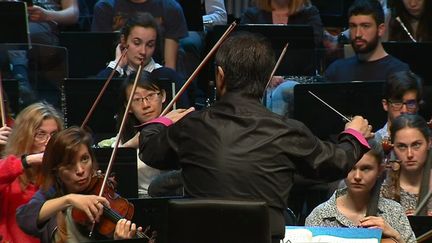 Le chef Takashi Kondo dirigeant les jeunes musiciens venus se former au travail de l'orchestre.&nbsp; (C. Ben / France 3)