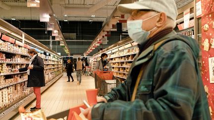 Des clients font leurs courses dans un supermarché Leclerc, en Gironde, le 23 décembre 2020. (VALENTINO BELLONI / HANS LUCAS / AFP)