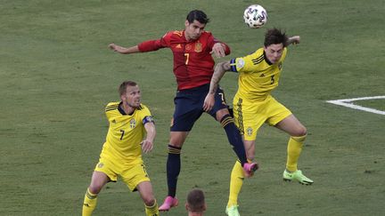 L'Espagnol Alvaro Morata (rouge) au duel avec le Suédois&nbsp;Victor Lindelof (jaune), lundi 14 juin 2021. (JULIO MUNOZ / AFP)