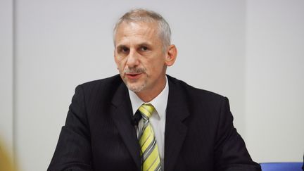 Le pr&eacute;sident de l'UFC-Que Choisir, Alain Bazot, r&eacute;pond aux questions des journalistes, lors d'une conf&eacute;rence de presse le 13 octobre 2006 &agrave; Paris. (FRED DUFOUR / AFP)