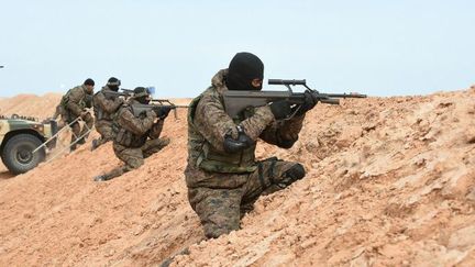 Les forces spéciales de l'armée tunisienne, lors d'un entraînement militaire à la frontière avec la Libye, le 6 février 2016 (AFP/Fethi Belaid)