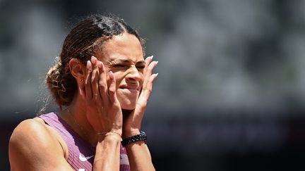 L'Américaine Sydney McLaughlin n'y croit pas, mais elle vient de remporter la finale du 400 m haies en décrochant un nouveau record du monde, le 4 août 2021 aux Jeux de Tokyo. (JEWEL SAMAD / AFP)