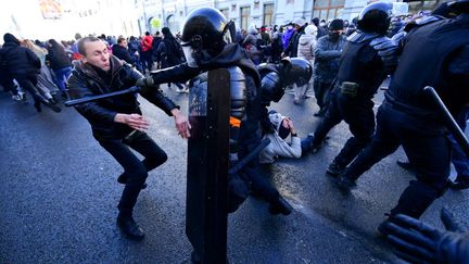 Un policier russe frappe un manifestant, le 23 janvier 2021 à Vladivostok (Russie). (PAVEL KOROLYOV / AFP)