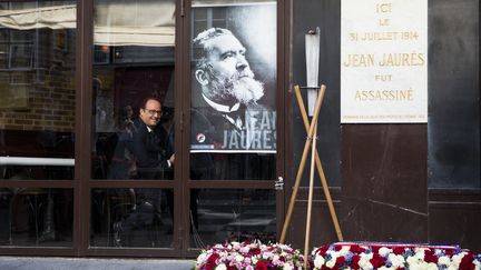 Le pr&eacute;sident de la R&eacute;publique, Fran&ccedil;ois Hollande, lors de la comm&eacute;moration des cent ans de l'assassinat de Jean Jaur&egrave;s, le 31 juillet 2014,&nbsp;&agrave; la Taverne du Croissant, &agrave; Paris. (YOAN VALAT / AFP)