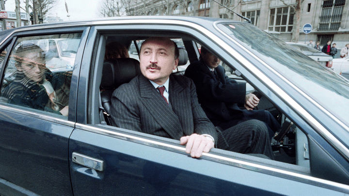 Me Georges Kiejman, avocat des États-Unis au procès de Georges Ibrahim Abdallah, quitte le Palais de Justice de Paris, le 28 février 1987, après le verdict. (DOMINIQUE FAGET, MICHEL GANGNE / AFP)